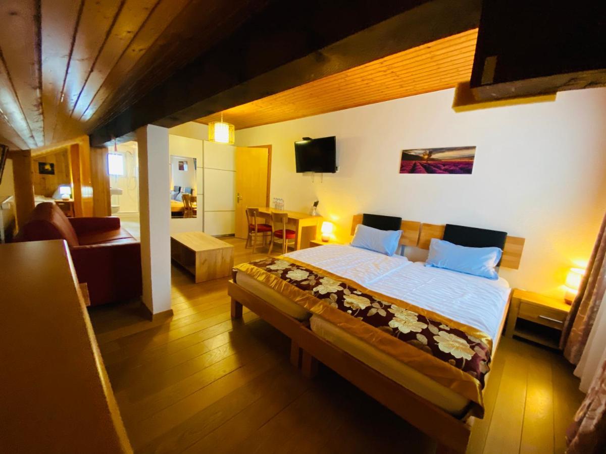Qi-lin Restaurant Hotel *